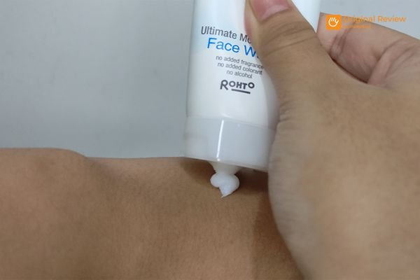 HadaLabo Gokujyun Face Wash - Display 2